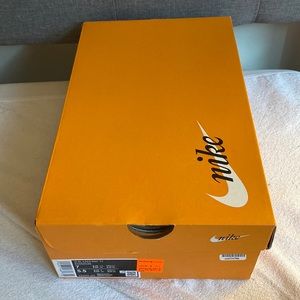 I’m selling these white Nike blazers in great condition size 7 in W